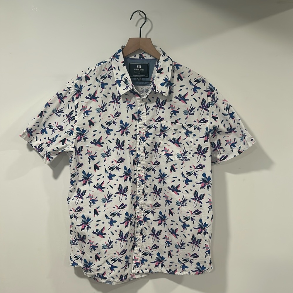 MXB premium Goods Men’s XL button up short sleeve tropical shirt.